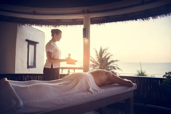 Terapeuta Mensagens Feminina Fazendo Uma Massagem Spa — Fotografia de Stock