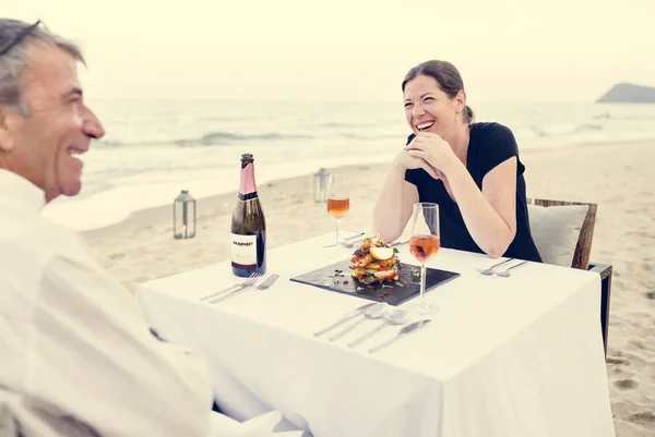Par Njuta Romantisk Middag Stranden — Stockfoto