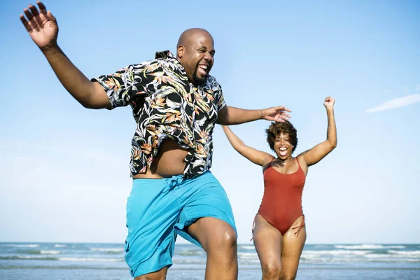 Denizde oynayan mutlu çift