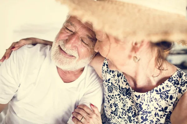 Happy Zralá Žena Při Pohledu Svého Manžela — Stock fotografie