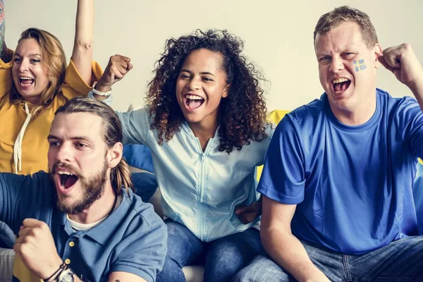 Arkadaşlar boyalı bayrağı ile Dünya Kupası tezahürat