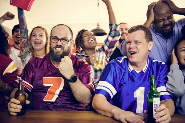 Amigos Animando Deporte Bar Juntos — Foto de Stock