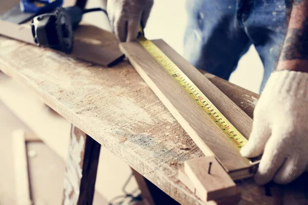 marangoz ahşap tahta ev tadilatı sırasında ölçme kısmi görünümü