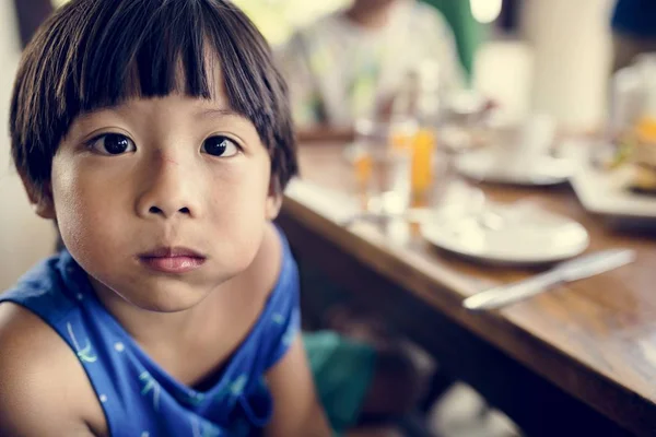 Jonge Jongen Zitten Aan Tafel Van Een Restaurant — Stockfoto