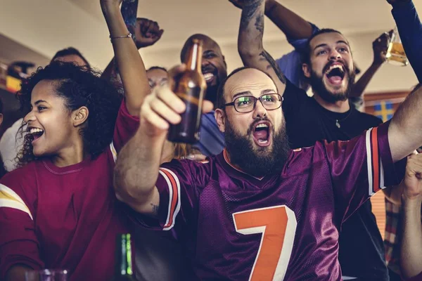 Amigos Animando Deporte Bar Juntos — Foto de Stock