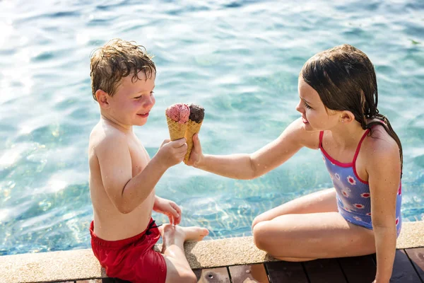 Niños Brindando Con Helados Piscina — Foto de Stock