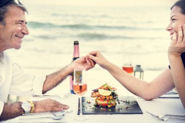 Kumsalda romantik bir akşam yemeği zevk çift