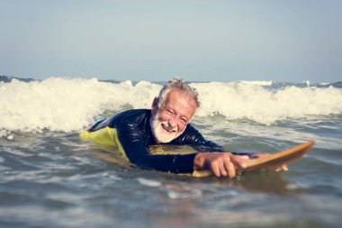 Sörf tahtası okyanus su olgun sörfçü adam 