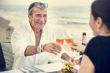 Kumsalda romantik bir akşam yemeği zevk çift