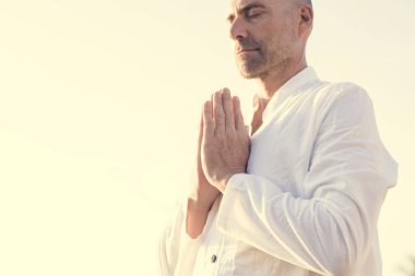 Adam sabah Yoga uygulamak