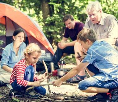 Aile ormanda kamp 