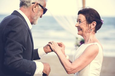 Genç Olgun çift sahilde evleniyor