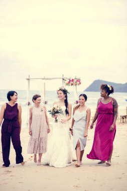 Mutlu gelin ve düğün konukları