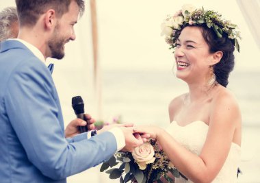 Sahilde düğün töreninde genç çift