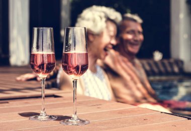 Havuzda prosecco içme mutlu son sınıflar
