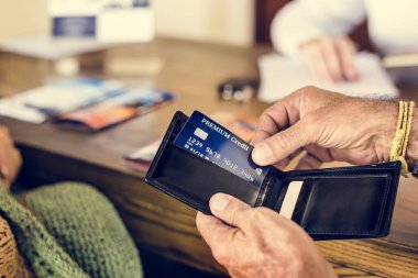 Konuklar otele check-in