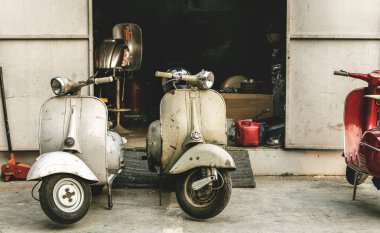 Garaj Caddesi'nde eski scooter 