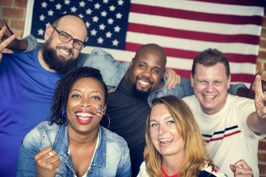 Arkadaşlar boyalı bayrağı ile Dünya Kupası tezahürat