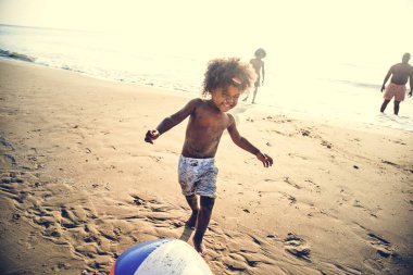 Birlikte sahilde oynarken aile