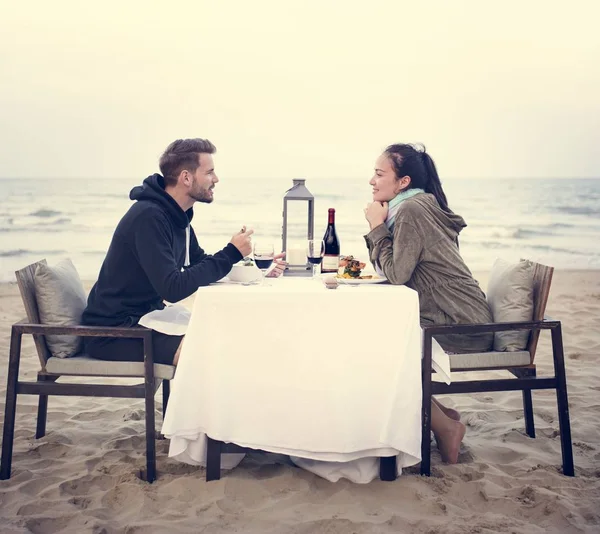 Пара Насолоджується Романтичною Вечерею Пляжі — стокове фото