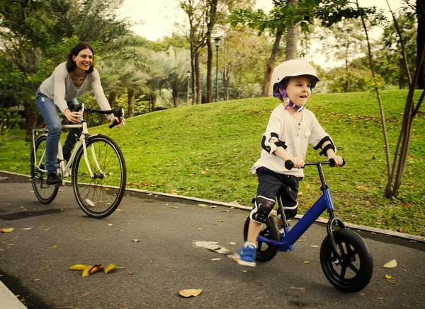 Küçük çocuk öğrenme bisiklet için