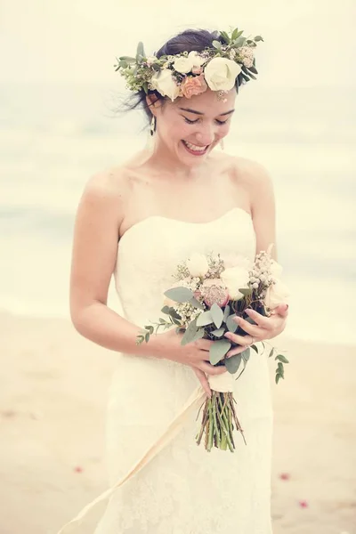 Mooie Bruid Door Zee — Stockfoto
