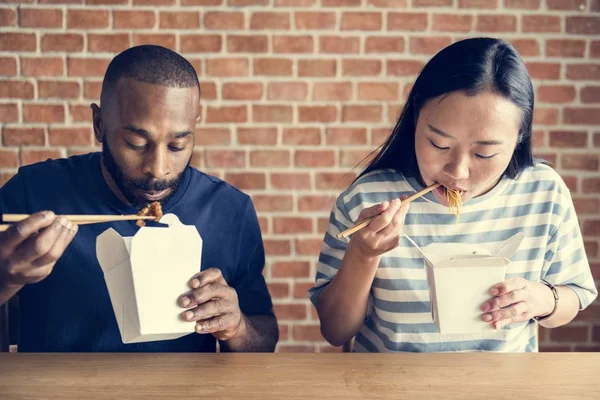 Пара Їдять Чоу Mein Разом — стокове фото