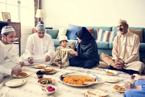 Famille Musulmane Dînant Sur Sol Célébrant Ramadan — Photo