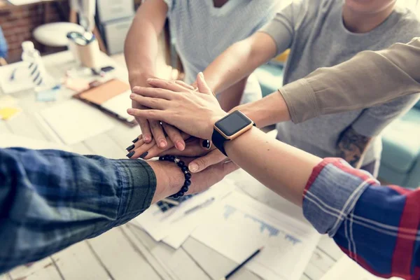 Plan Recadré Jeunes Collègues Affaires Faisant Geste Équipe Sur Table — Photo