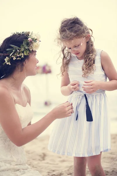 Маленька Подружка Пляжному Весіллі — стокове фото