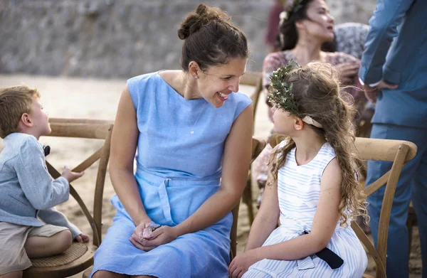 Mulher Conversando Com Jovem Casamento Praia — Fotografia de Stock