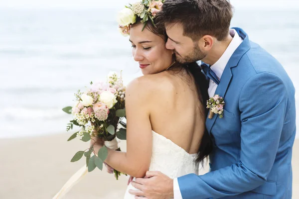 Casal Jovem Casar Praia — Fotografia de Stock