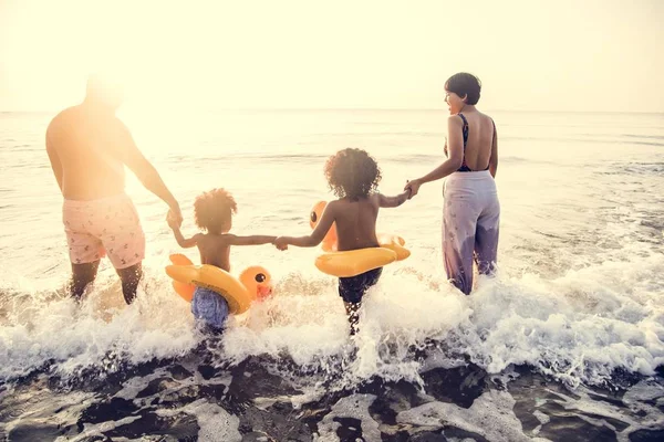 Negro Familia Tener Divertido Playa — Foto de Stock