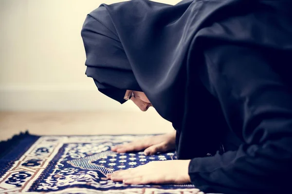 Mulher Muçulmana Orando Postura Sujud — Fotografia de Stock