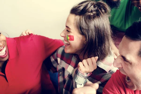 Amigos Vitoreando Copa Del Mundo Con Bandera Pintada —  Fotos de Stock