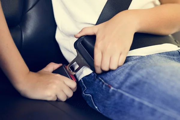Ragazzo Allacciando Cintura Sicurezza Auto — Foto Stock