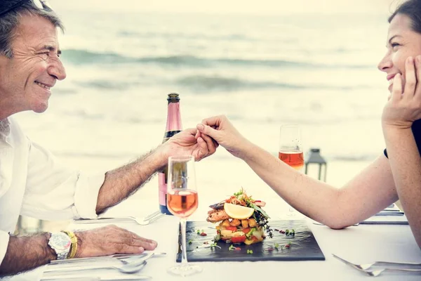 Kumsalda romantik bir akşam yemeği zevk çift