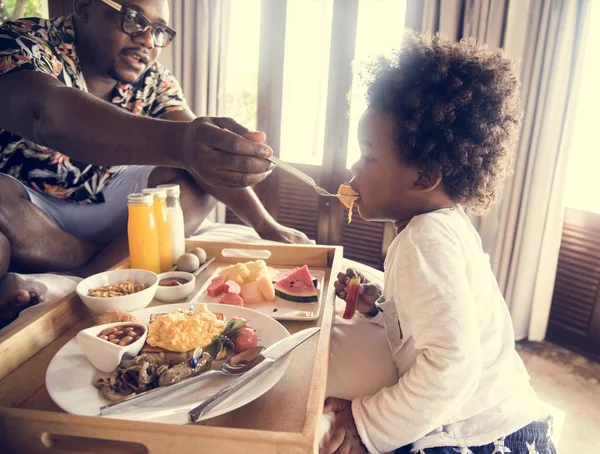 Afrikaanse Familie Ontbijten Bed — Stockfoto