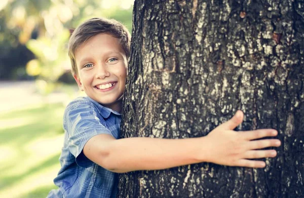 Büyük Bir Ağaç Parkta Sarılma Çocuk Gülümsedi — Stok fotoğraf