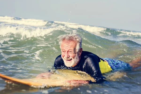 Muž Starší Surfař Surfovací Prkno Vodě Oceánu — Stock fotografie