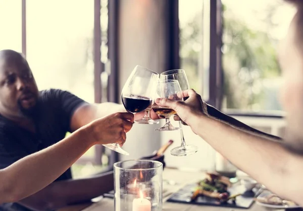 Amigos Bebendo Vinho Restaurante — Fotografia de Stock