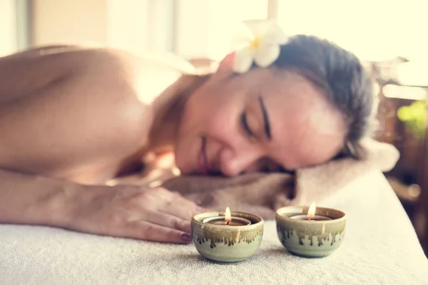 Mulher Desfrutando Uma Massagem Relaxante Spa — Fotografia de Stock