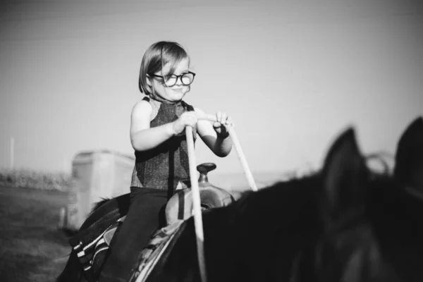 小女孩喜欢骑马 — 图库照片
