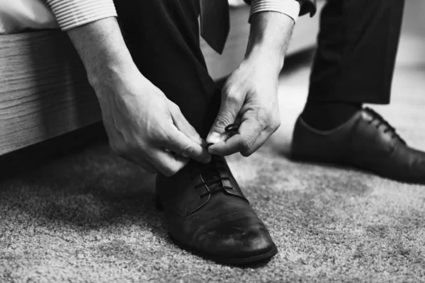 Man Tying Shoe Laces — Stock Photo, Image