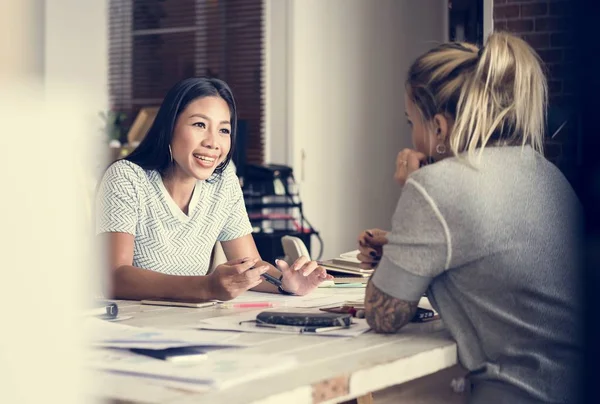 Aantrekkelijke Jonge Vrouwelijke Ondernemers Met Gesprek Kantoor — Stockfoto