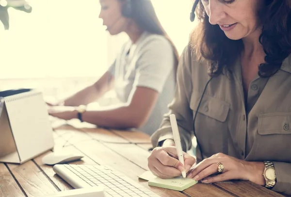 Erwachsene Frau Arbeitet Mit Kollegin Kundenservice Und Schreibt Auf Stick — Stockfoto