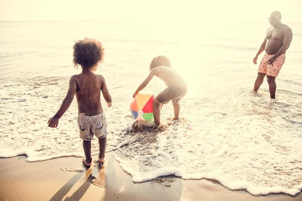 Família Africana Desfrutando Praia — Fotografia de Stock