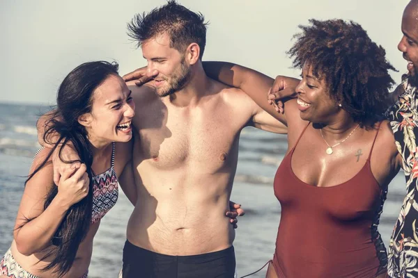 plajda eğlenmek arkadaşlar