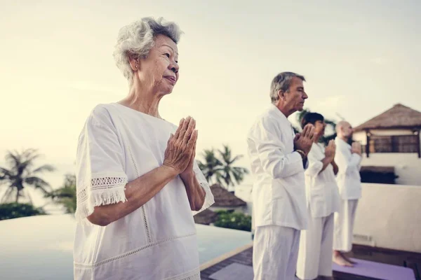 Grup Pratik Yoga Havuzun Yanında Yaşlılar — Stok fotoğraf