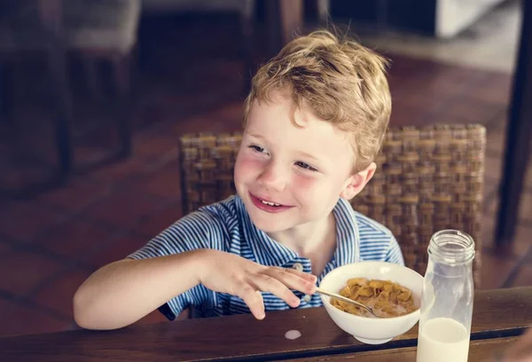 Kleine Jongen Een Hotel Ontbijt — Stockfoto